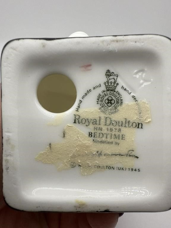 Royal Doulton Figurine “Bedtime” HN1978 – Vintage Porcelain Collectible