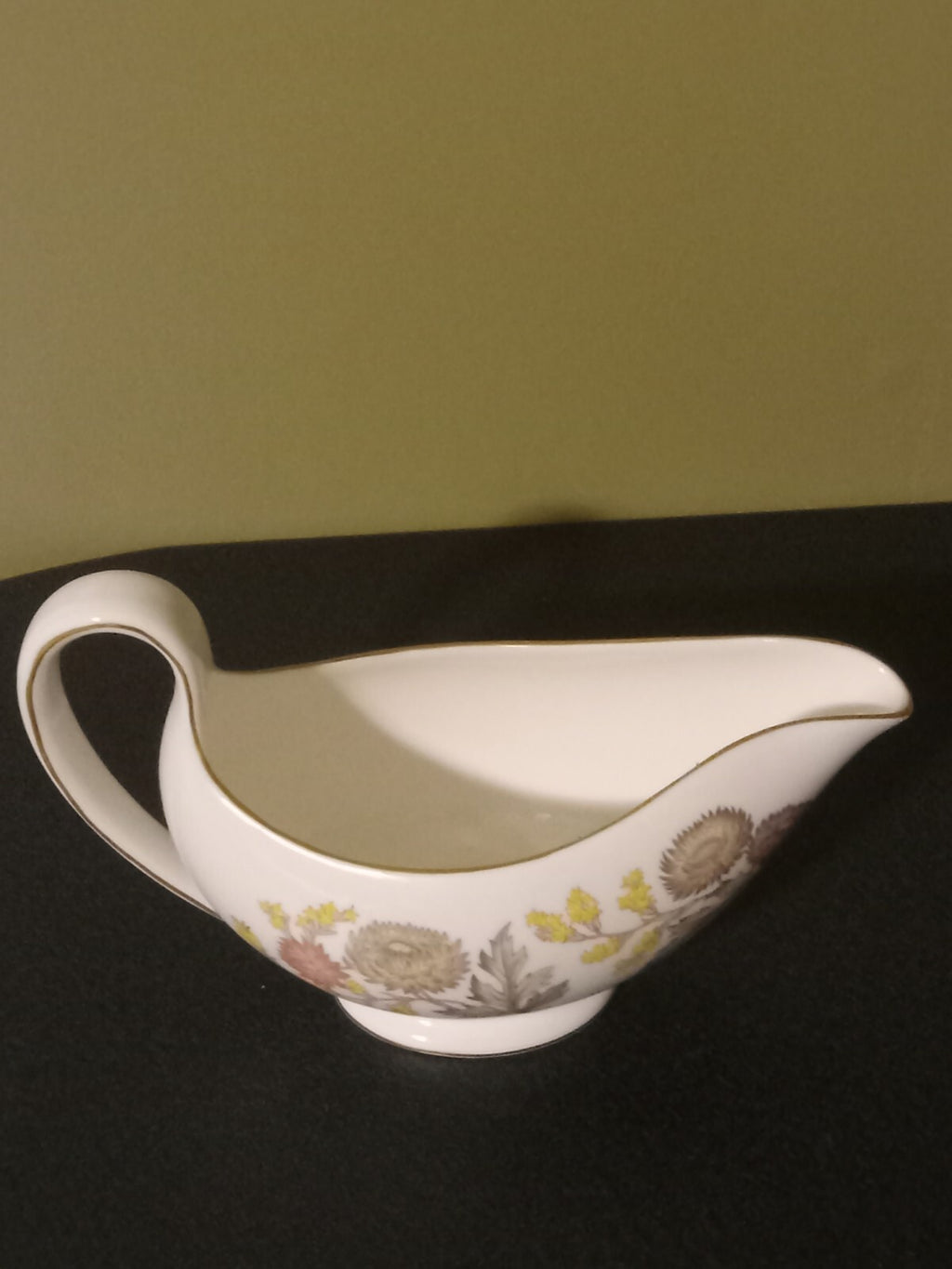 Wedgwood W4156 Lichfield Gravy Boat with Matching Drip Plate Floral Pattern