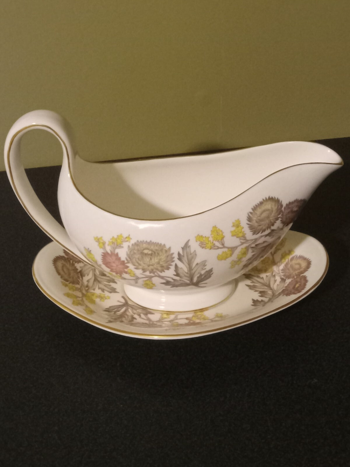 Wedgwood W4156 Lichfield Gravy Boat with Matching Drip Plate Floral Pattern