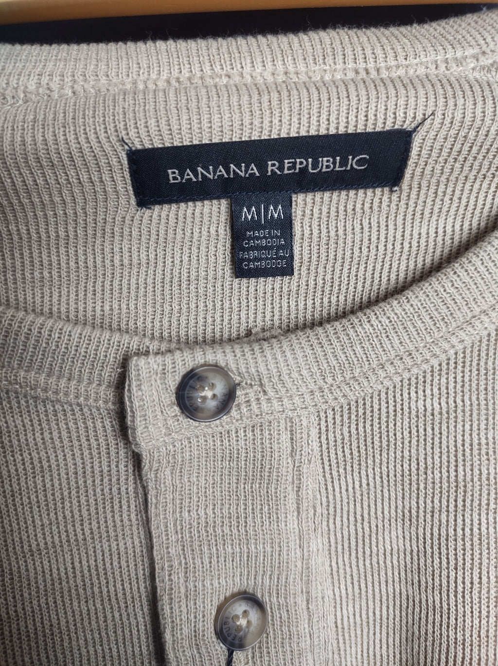Banana Republic Men’s Beige Long Sleeve Henley Shirt Knit Casual NWT
