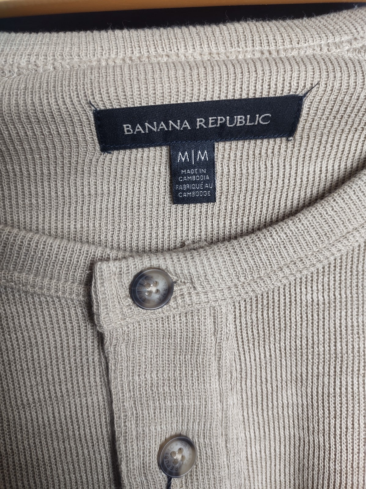 Banana Republic Men’s Beige Long Sleeve Henley Shirt Knit Casual NWT