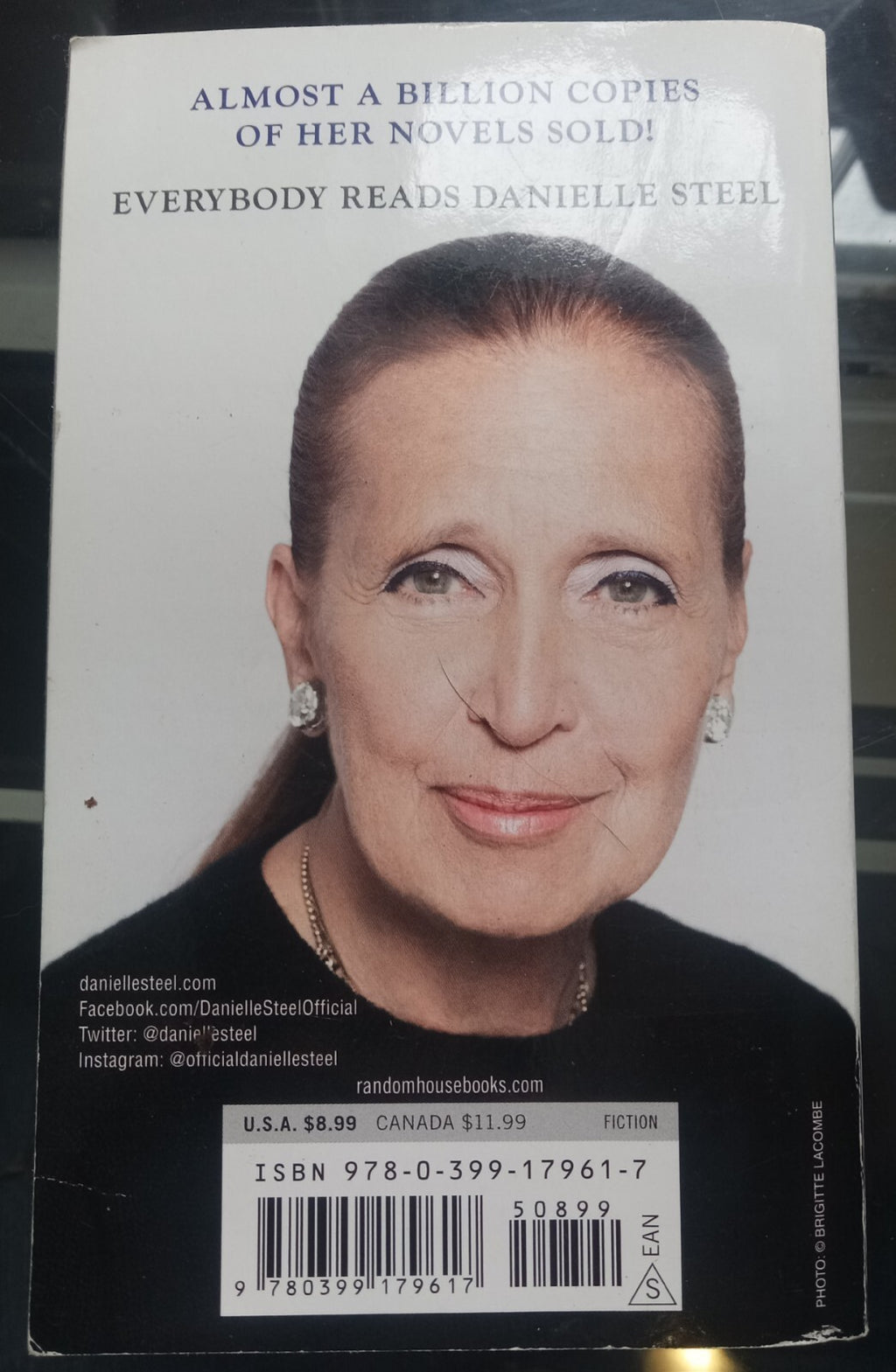 The Wedding Dress by Danielle Steel – Hardcover VG