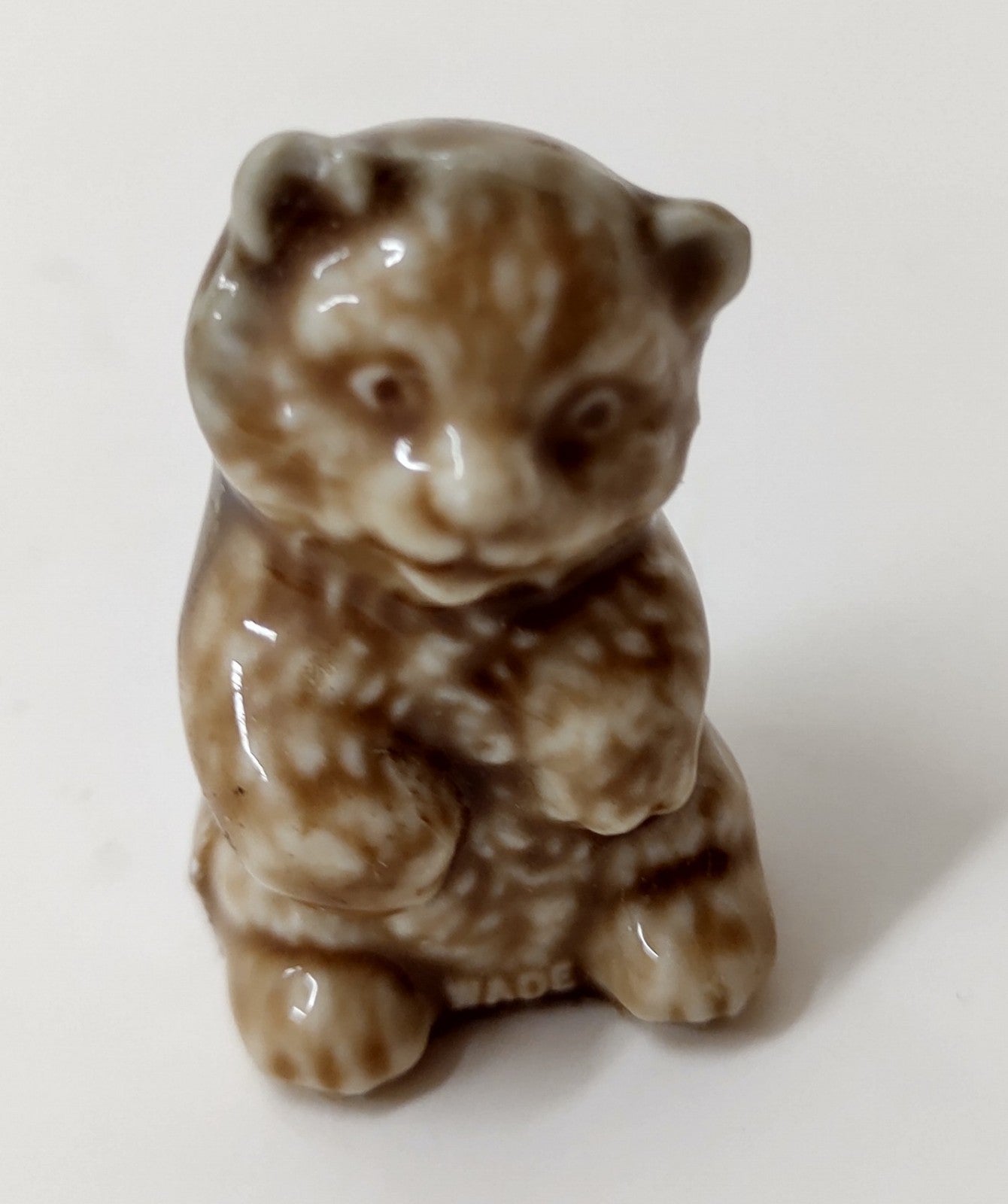Wade Whimsies USA Red Rose Tea Beige Bear Cub Mini Figurine 1983-85