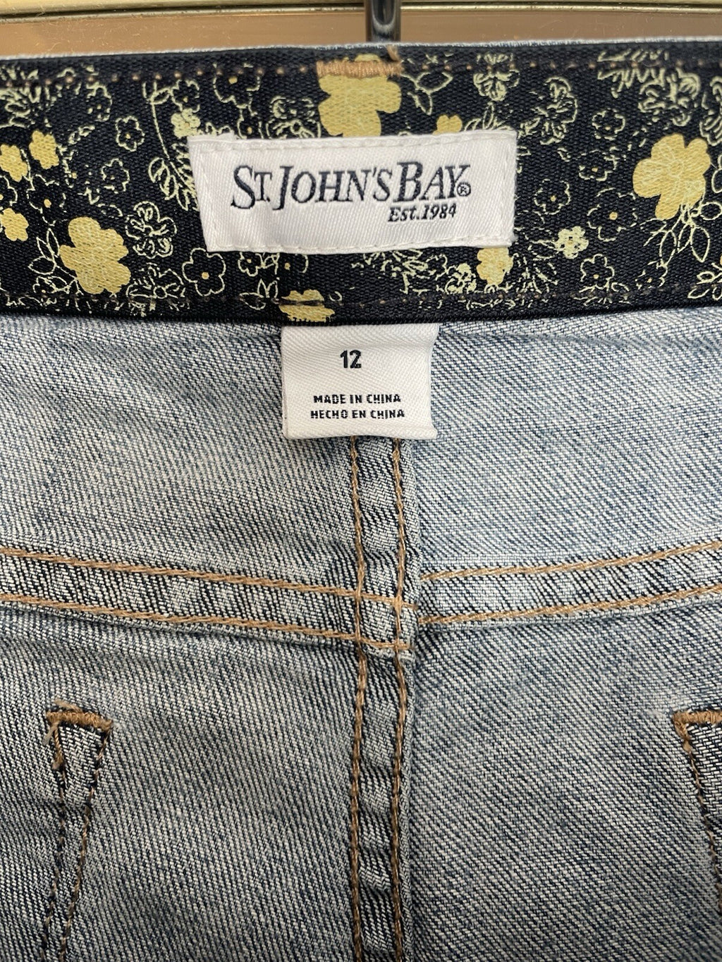 St. Johns Bay Capris Size 12 Light Wash Mid-Rise Denim Cropped Jean Pants