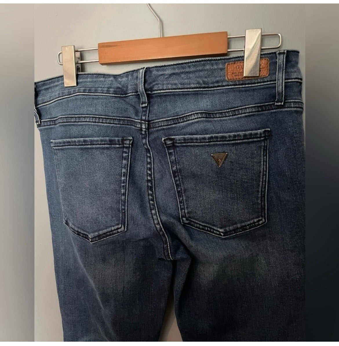 Guess Women’s Skinny Jeans Size 30 Medium Wash Mid Rise Stretch Denim Pants