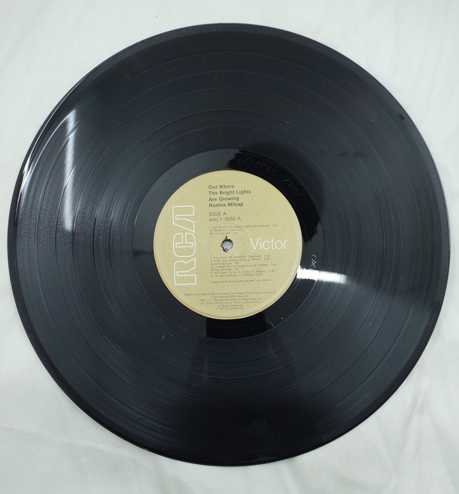 Ronnie Milsap – Out Where the Bright Lights Are Glowing LP AAL1-3932 VG