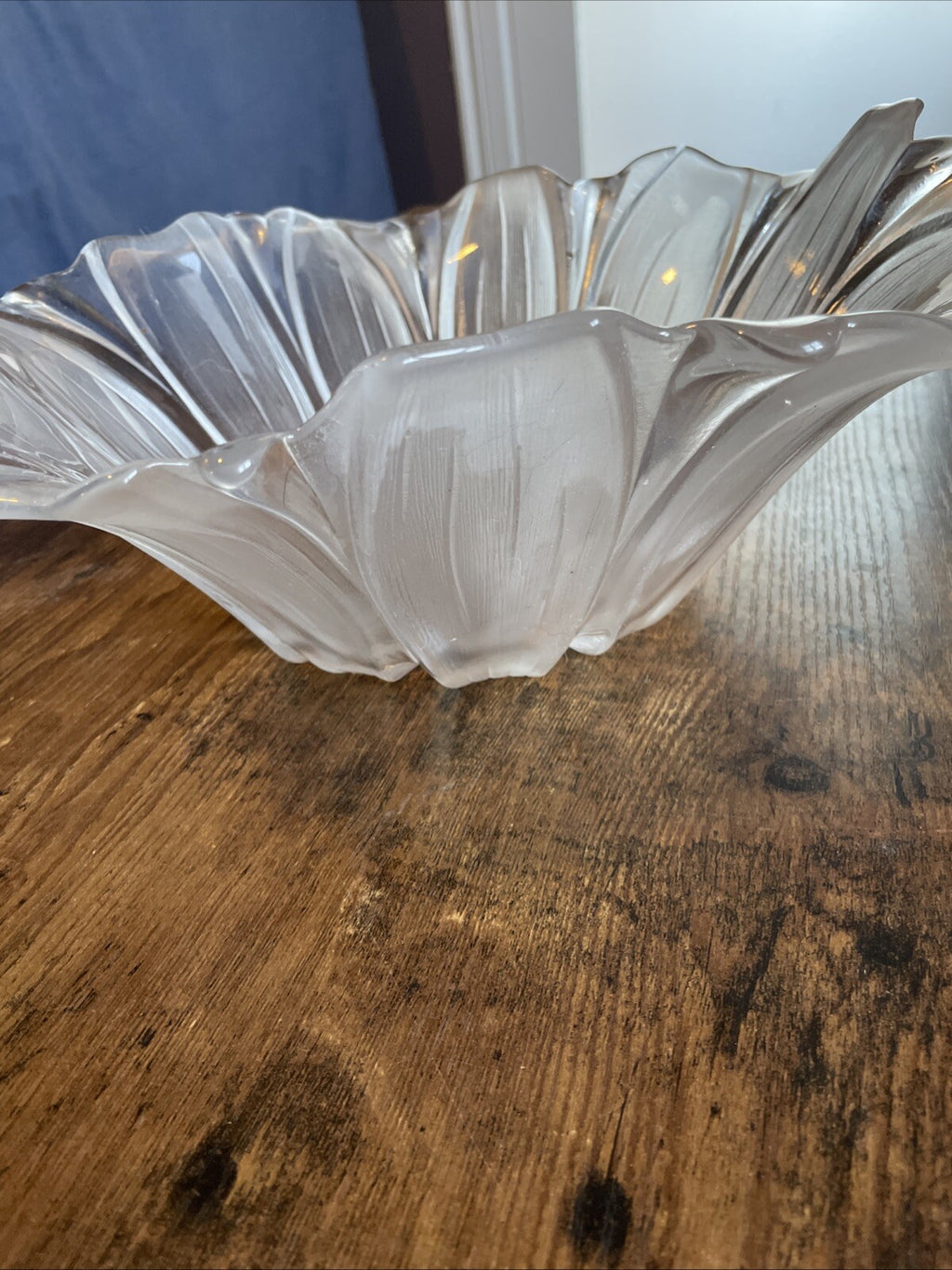 Mikasa Frosted Glass Sunflower Bowl – Elegant Serving Dish
