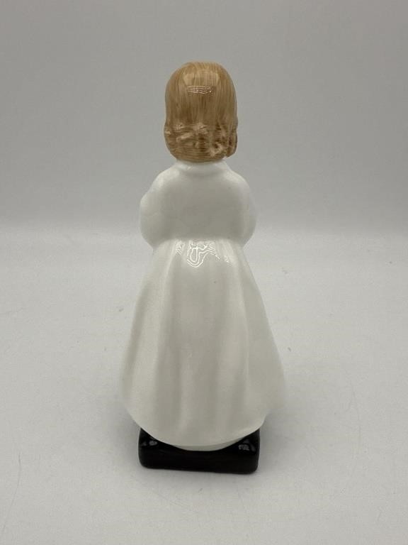 Royal Doulton Figurine “Bedtime” HN1978 – Vintage Porcelain Collectible