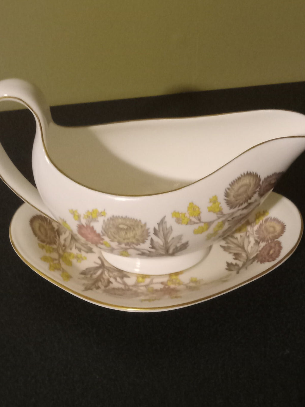Wedgwood W4156 Lichfield Gravy Boat with Matching Drip Plate Floral Pattern