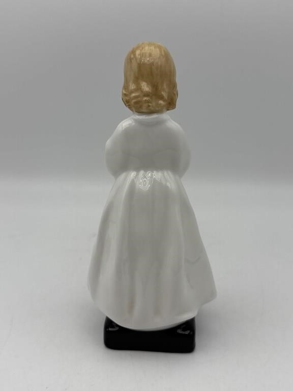Royal Doulton Figurine “Bedtime” HN1978 – Vintage Porcelain Collectible