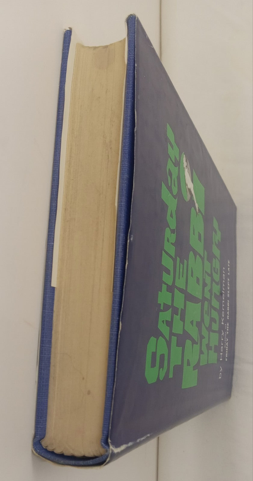 Saturday the Rabbi Went Hungry – VG+ Vintage Mystery Hardcover Book